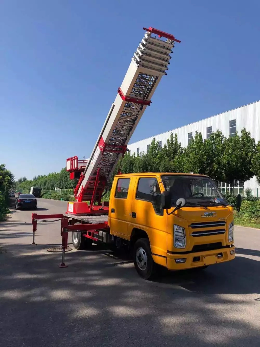 新华附近的云梯车出租服务：轻松解决高空作业需求